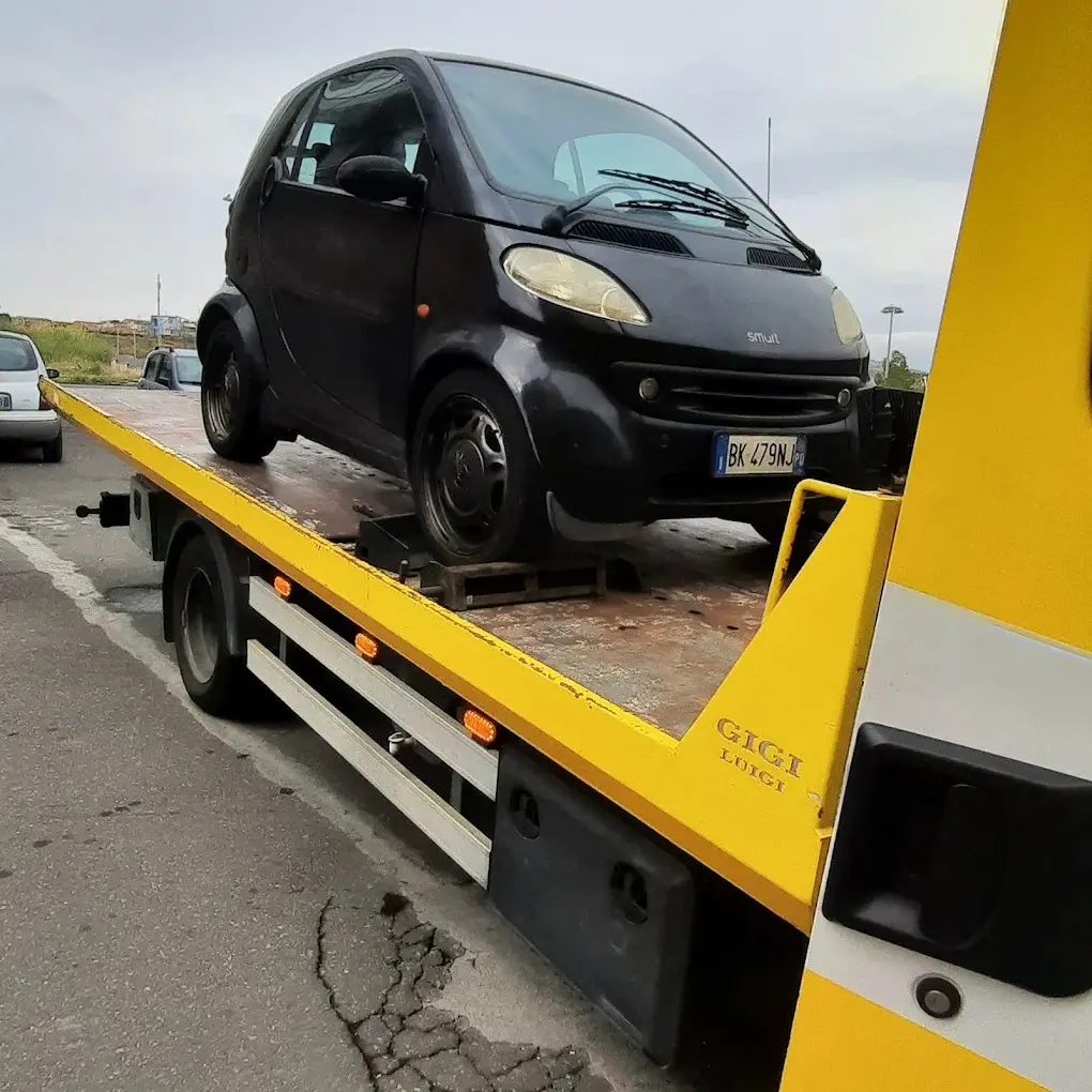 Smart nera caricata sul pianale giallo del carroattrezzi