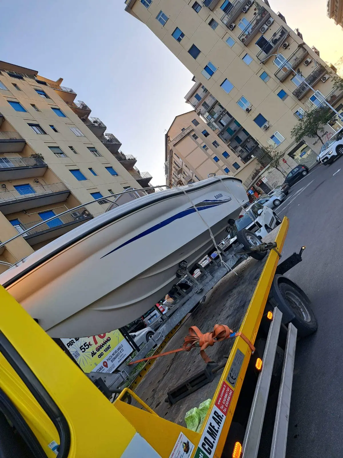 Barca su carrello agganciata al carroattrezzi in città